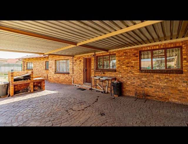 4 BEDROOM HOUSE FOR SALE IN SPRUIT VIEW